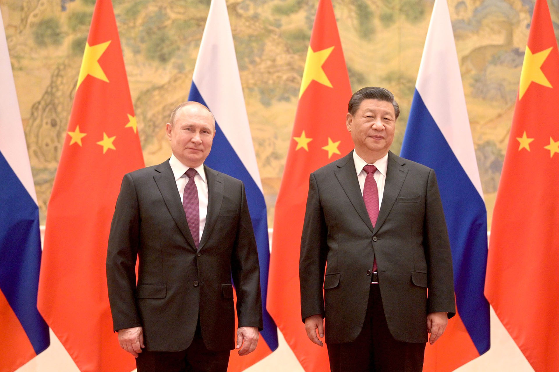 Bild: kremlin.ru, Vladimir Putin met with Xi Jinping in advance of 2022 Beijing Winter Olympics, CC BY 4.0, via Wikimedia Commons (Bildgröße geändert)